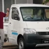 Daihatsu Gran Max van komersial putih, terlihat dari sisi depan-samping di area parkir.
