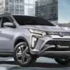 Eksterior mobil Daihatsu Terios putih, terlihat bagian samping dan depannya dengan desain modern.