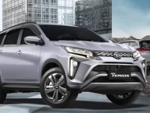 Eksterior mobil Daihatsu Terios putih, terlihat bagian samping dan depannya dengan desain modern.