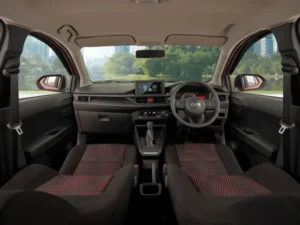 Interior kabin mobil Daihatsu Ayla dengan dashboard modern, setir, dan kursi depan yang fungsional.