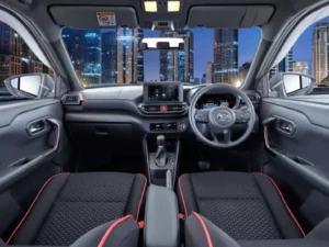 Interior modern dan sporty Daihatsu Rocky dengan layar sentuh infotainment besar di tengah dashboard.