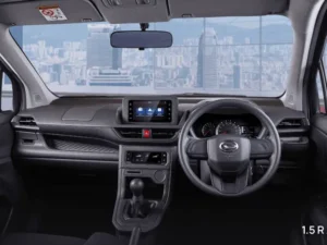 Dashboard, setir, dan konsol tengah mobil Daihatsu Xenia dengan jok kain yang nyaman.