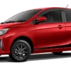 Mobil hatchback Daihatsu Ayla warna merah ruby tampak depan samping.