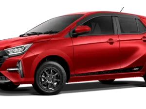 Mobil hatchback Daihatsu Ayla warna merah ruby tampak depan samping.
