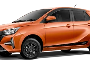 Daihatsu Ayla berwarna oranye terang menawan, menampilkan desain eksterior modern dan sporty, ideal untuk petualangan perkotaan.