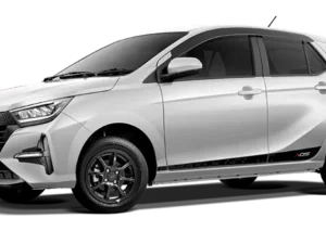 Daihatsu Ayla putih terparkir di area terbuka.