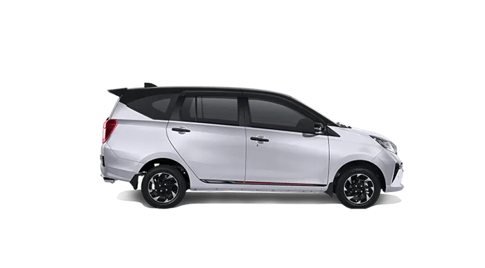 Mobil Daihatsu Sigra berwarna silver metalik terparkir di luar ruangan.