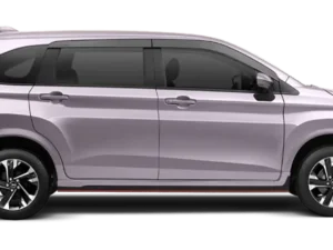 Daihatsu Xenia warna purplish sedang parkir di luar ruangan, terlihat dari sudut depan dan samping.