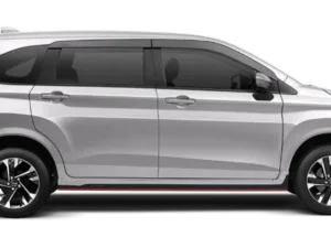 Mobil Daihatsu Xenia warna silver metalik.